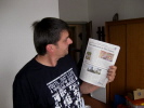 Chris mit Zeitungsbericht